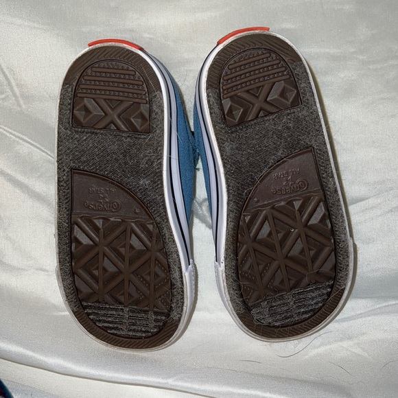Toddler size 7 converse in blue - Picture 2 of 4